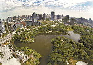 關(guān)于這次兩江新區(qū)管理體制的調(diào)整，黃奇帆說(shuō)，要用好用足用活國(guó)家級(jí)新區(qū)、保稅港區(qū)、水陸空國(guó)家級(jí)樞紐、中新（重慶）戰(zhàn)略性互聯(lián)互通示范項(xiàng)目等方面的政策優(yōu)勢(shì)，充分發(fā)揮對(duì)外開(kāi)放、深化改革、創(chuàng)新創(chuàng)造、戰(zhàn)略性新興產(chǎn)業(yè)發(fā)展、新型服務(wù)貿(mào)易“五個(gè)主戰(zhàn)場(chǎng)”的重要作用。