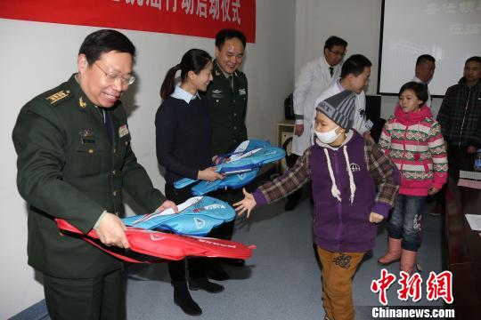 世界冠軍張亞雯重慶化身兒童抗癌愛(ài)心大使鼓勵(lì)患癌兒童